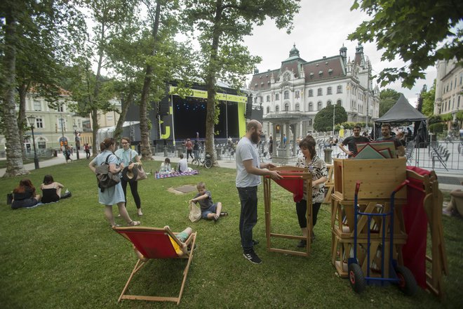 Z zmanjševanjem števila okužb in večjim številom cepljenih se vračajo prireditve na ljubljanske ulice in z njimi običajen poletni utrip. FOTO: Jure Eržen/Delo