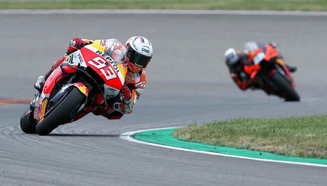 Honda Spanish rider Marc Marquez steers his motorbike during the German MotoGP Grand Prix at the Sachsenring racing circuit in Hohenstein-Ernstthal near Chemnitz, eastern Germany, on June 20, 2021. (Photo by Ronny HARTMANN / AFP) Foto Ronny Hartmann Afp