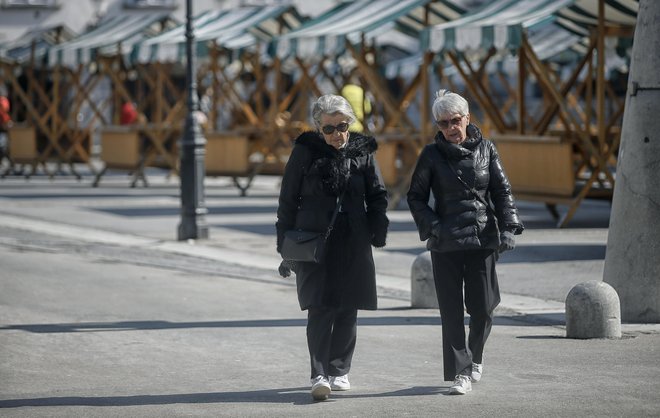 Kljub vsem spremembam pokojninske zakonodaje v preteklih letih in dodatnim usklajevanjem pokojnin zaradi preteklih varčevalnih ukrepov se revščina upokojenk in upokojencev ni zmanjšala, opozarjajo v SUS. FOTO: Blaž Samec/Delo