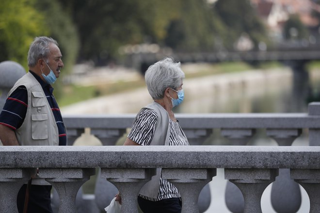 V predlogu zakona o dolgotrajni oskrbi, ki ga je sprejela vlada, niso opredeljeni trajni viri financiranja, to so preložili v leto 2024, ko naj bi takratna vlada sprejela še zakon o zavarovanju za dolgotrajno oskrbo. FOTO: Leon Vidic/Delo