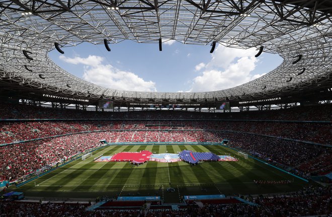 Potem ko je več kot eno leto Evropa živela v posebnih razmerah, je bila prav sanjsko videti razprodana Arena Ferenca Puskasa pred spektaklom med Madžarsko in Francijo. FOTO: László Balogh/Reuters