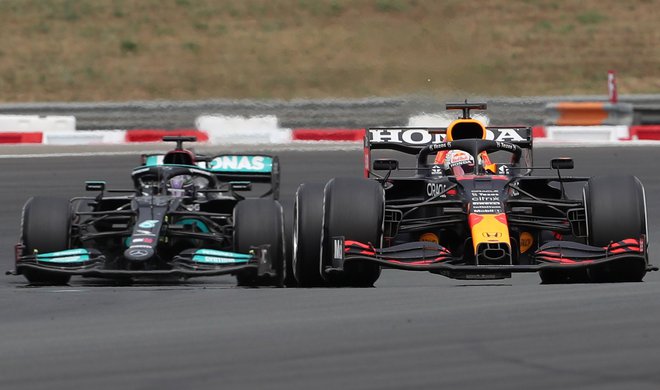 Max Verstappen (desno) je znova premagal Lewisa Hamiltona. FOTO: Yves Herman(Reuters