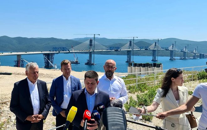 Minister za promet in infrastrukturo Oleg Butković (tretji z leve) je ob obisku gradbišča mostu na Pelješcu napovedal, da bo promet po njem stekel spomladi prihodnje leto. FOTO: Božo Radić/CROPIX