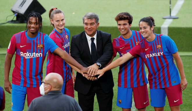 Laporta (v sredini) je nedavno na Camp Nouu sodeloval tudi na predstavitvi dresov za novo sezono. FOTO: Albert Gea/Reuters