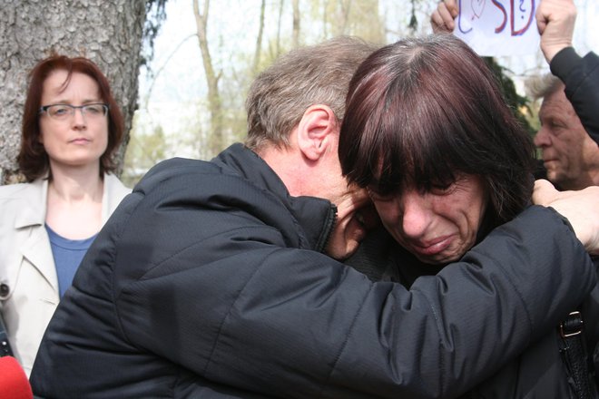 Babica in dedek odpeljanih vnukov med protestom leta 2016. FOTO: Mateja Kotnik/Delo