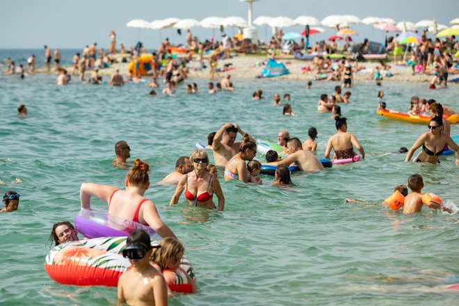 Včeraj je bila na morju velika gneča ohladitve željnih obiskovalcev. FOTO: Voranc Vogel/Delo