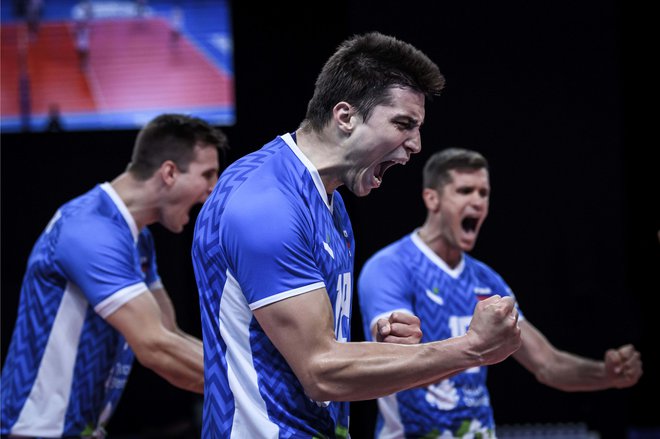 Jan Kozamernik, Klemen Čebulj in Gregor Ropret so v boju z ameriško odbojkarsko velesilo vpisali zmago za zgodovinske letopise. FOTO: FIVB