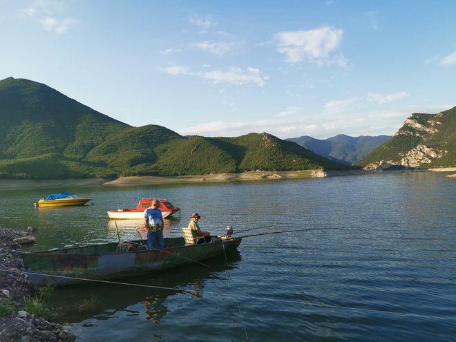 Tikveško jezero je čisto in bogato z ribami.&nbsp; FOTO: Milena Zupanič