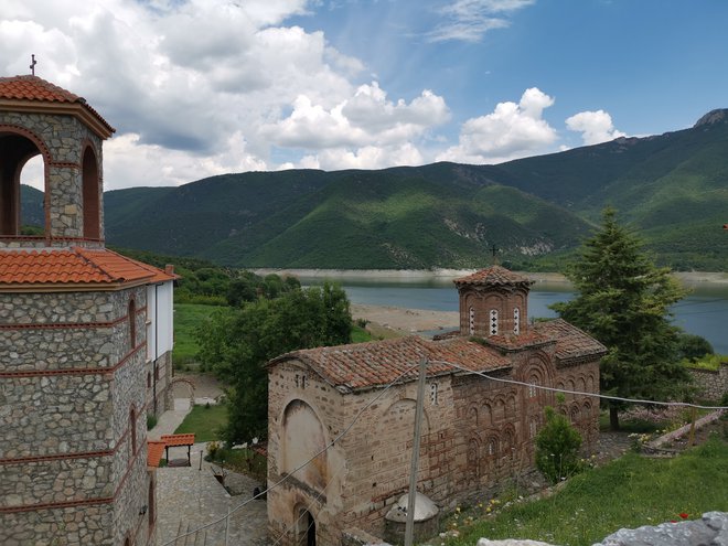 Pološki samostan ob jezeru iz 14. stoletja – nekoč visoko nad vasjo, zdaj tik ob gladini jezera. V njem so vedno živeli menihi, po novem pa tu biva redovnica. FOTO: Milena Zupanič