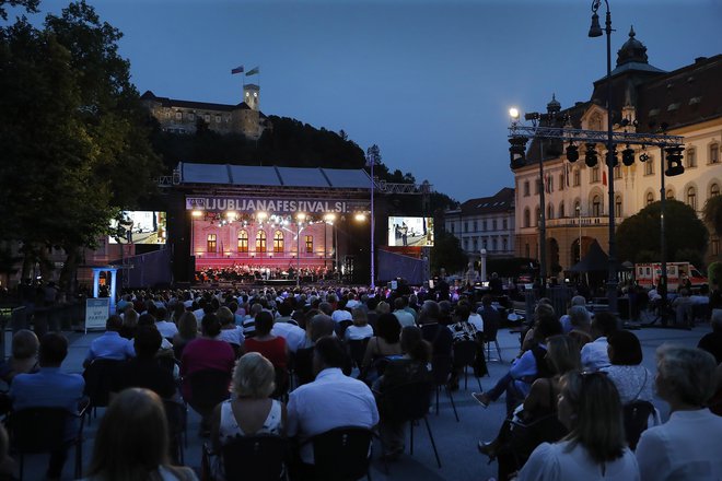 Tradicionalni gala koncert na Kongresnem trgu v Ljubljani obuja spomin na bisere iz zakladnice slovenske zabavne glasbe. Tokrat je bila <em>Poletna noč</em> spomin na nedavno preminulega skladatelja. FOTO: Leon Vidic/Delo