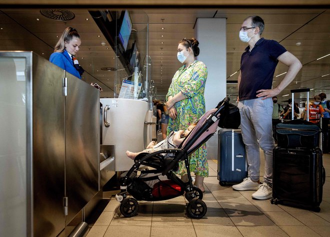 Prva potovanja po epidemiji so prežeta s pravili. FOTO: Koen Van Weel/Afp