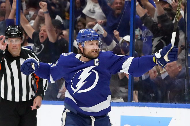 Odlični Steven Stamkos je v peti tekmi branilca naslova Stanleyjevega pokala Tampo Bay popeljal do tretje polfinalne zmage. FOTO: Mike Carlson/AFP