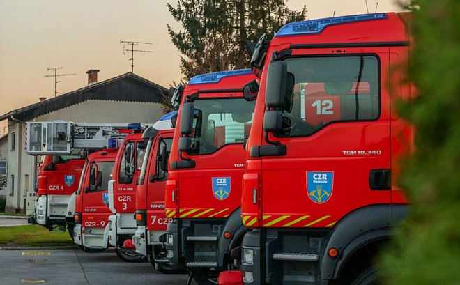 Poklicni gasilci so zaposleni tudi v gasilskih zavodih – brigadah, ki se povezujejo v Združenje slovenskih poklicnih gasilcev. FOTO: CZR Domžale
