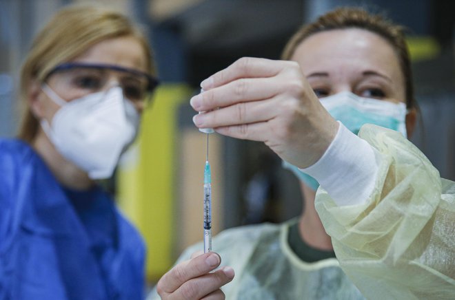 Število hospitaliziranih v Sloveniji je upadlo pod sto.&nbsp;FOTO: Jože Suhadolnik/Delo