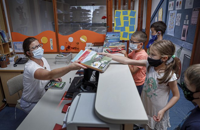 Še jutri bodo šole odprle vrata za učence in dijake. Koliko znanja so pridobili med epidemijo, ni povsem znano. FOTO: Jože Suhadolnik/Delo