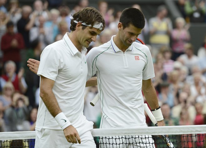 Roger Federer in Novak Đoković po polfinalnem obračunu v Wimbledonu leta 2012, ki se ni ravno vpisal med njune &raquo;klasike&laquo;: Švicar je namreč slavil s 6:3, 3:6, 6:4 in 6:3. FOTO: Dylan Martinez/Reuters