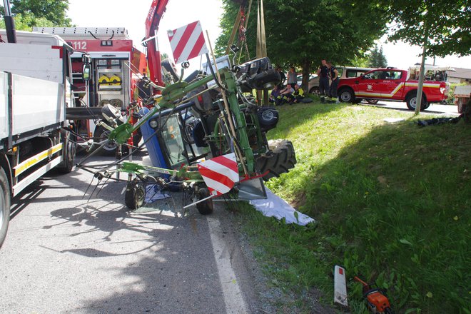 V nesreči sta bila udeležena voznik osebnega avtomobila in voznik traktorja, ki je na kraju nesreče umrl. FOTO: PU Koper