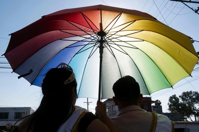 TOPSHOT - People take part in the LGBTQI+ Pride Parade in Tijuana, Baja California state, Mexico on June 19, 2021. (Photo by Guillermo Arias / AFP) Foto Guillermo Arias Afp