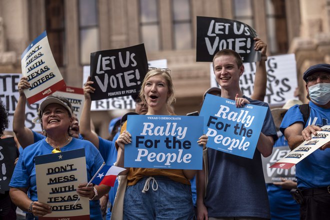 Prihodnost volilne zakonodaje je bila v zadnjih tednih vroče vprašanje tudi v Teksasu, kjer so poskušali sprejeti zakon, ki bi med drugim omejil zgodnje glasovanje in znižal kriterije za razveljavitev izidov ob morebitnem sumu prevare. Foto Sergio Flores/AFP