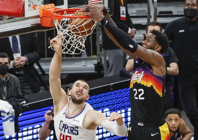 Deandre Ayton je bil veliki junak Phoenixa in je z zabijanjem mimo Hrvata Ivice Zubaca v zadnji sekundi prinesel drugo zmago. FOTO:Christian Petersen/AFP