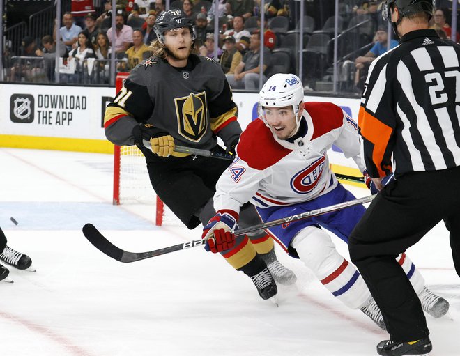 Hokejist Montrelala Nick Suzuki&nbsp; (desno) je z drugim golom v prazna vrata potrdil zmago kanadskega moštva, kii ga od velikega finala NHL loči le še zmaga. FOTO: Ethan Miller/AFP