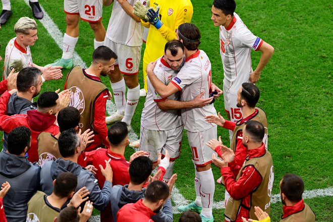 Na zadnji tekmi EP v Amsterdamu je igrišče zapustil ob ovacijah kolegov na zalenici in navijačev na tribunah. Foto Olaf Kraak/Reuters