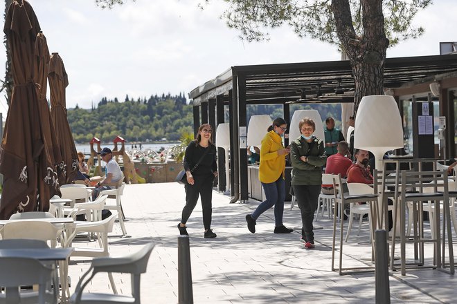 Na kateri točki smo začeli misliti, da smo središče sveta, punčica v očesu vesolja, ki sveti samo za nas. Fotografija je simbolična. FOTO: Leon Vidic/Delo