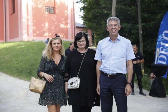 Z leve: Dolores Podbevšek, vodja trženja naklad, Nataša Luša, direktorica, in Andrej Kren, direktor družbe Delo FOTO: Leon Vidic/Delo