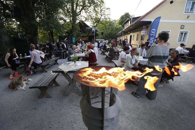 Na Rožniku se je zbrala množica ljudi, ki so uživali v prijetnem vzdušju. FOTO: Uroš Hočevar/Delo