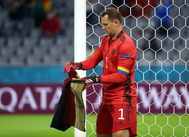 Nemški vratar Manuel Neuer ni imel lahkega večera. FOTO: Kai Pfaffenbach/Reuters