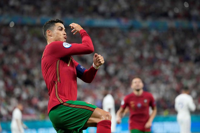 Cristiano Ronaldo je bil v razprodani Areni Ferenc Puskás spet osrednji junak portugalskega moštva. Foto Darko Bandić/AFP