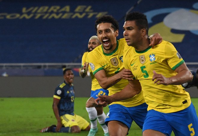 Casemiro (na fotografiji desno) in Marquinhos proslavljata po zmagovitem golu na štadionu Niltona Santosa v Rio de Janeiru. FOTO: Carl De Souza/AFP