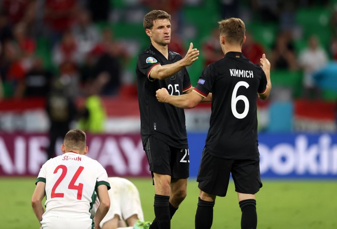 Thomas Müller in Joshua Kimmich proslavljata ob razočaranemu Szabolcsu Schönu. FOTO: Alexander Hassenstein/Reuters