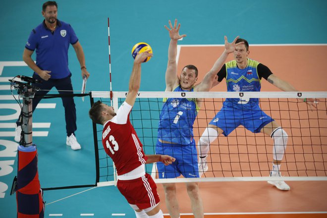 Tonček Štern ustavlja Michala Kubiaka med nepozabnim polfinalnim obračunom eurovolleyja 2019 v Ljubljani. FOTO: Uroš Hočevar/Delo