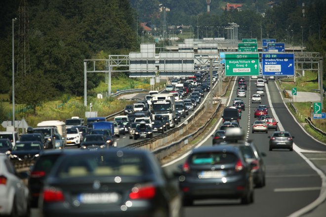 Gneči se je mogoče izogniti z izbiro manj obremenjenih cest in mejnih prehodov, svetujejo na AMZS. FOTO: Jure Eržen/Delo