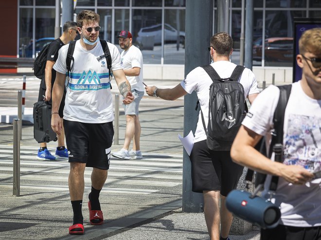 Luka Dončić je na brniškem letališču odločno zakorakal velikemu izzivu naproti. FOTO: Jože Suhadolnik/Delo