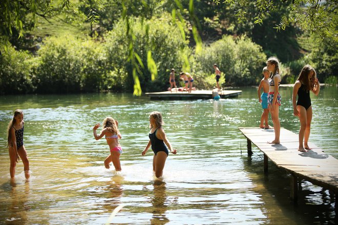 Krka je priljubljena med kopalci. FOTO: Jure Eržen/Delo