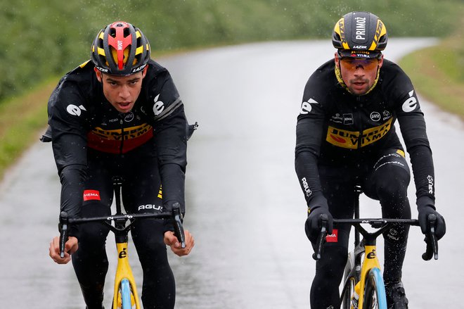 Wout van Aert (levo) in Primož Roglič sta aduta Jumba Visme že v prvih etapah. FOTO: Thomas Samson/AFP