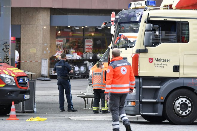 Na kraju napada so reševalci. FOTO: Bauernfeind/AFP