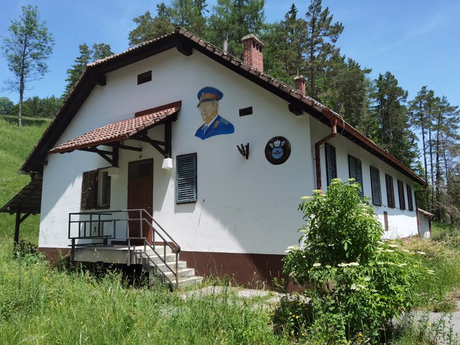 Iz propadajoče stražnice ob vznožju Pece so ljudje odnesli vse, kar se je odnesti dalo. FOTO: Mateja Kotnik/Delo