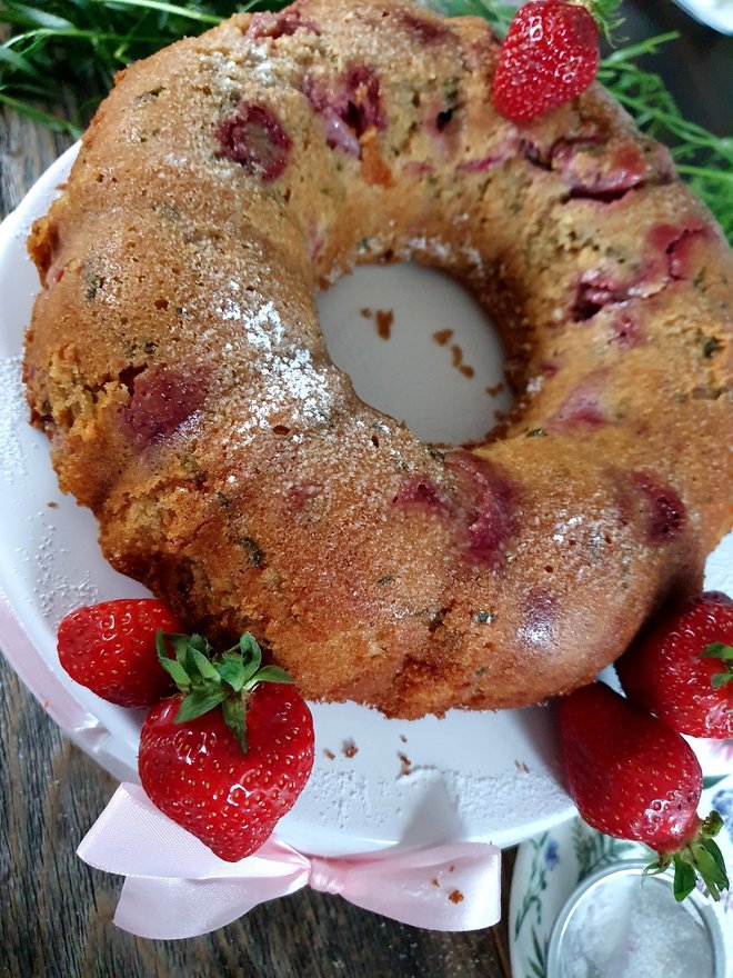 Poletov recept: pehtranov kolač z jagodami. FOTO: Tanja Drinovec