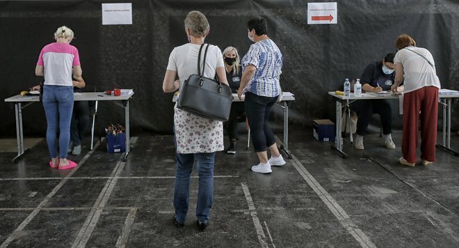 Cepljenje onkoloških bolnikov postaja z razvojem novih različic virusa čedalje bolj pomembno, saj bolj nalezljive različice hitro postanejo prevladujoče. FOTO: Blaž Samec/Delo