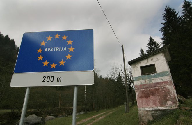 Avstrijska stran je v strahu pred ilegalnimi prehodi migrantov v preteklosti zasula kolovozno cesto, po kateri je bil nekoč Iz Bistriškega jarka mogoč prehod z avtomobilom. FOTO: JoŽe Suhadolnik /Delo