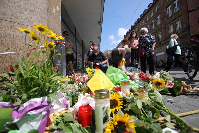 Ljudje so se na tragedijo v središču Würzburga odzvali s cvetjem in svečami. FOTO:&nbsp;Armando Babani/AFP