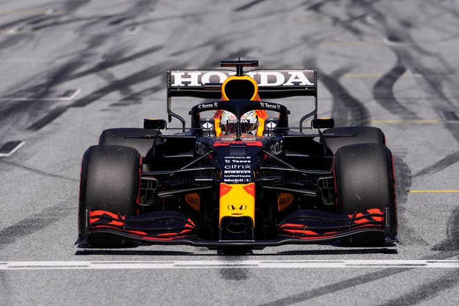 Red Bullov Max Verstappen je drvel po domači stezi v Spielbergu. FOTO: Darko Vojinović/AFP