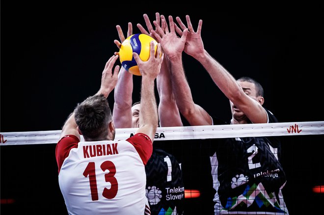 Slovenci so, tudi na mreži, igrali s Poljaki, a jih na koncu niso nadigrali. FOTO: FIVB