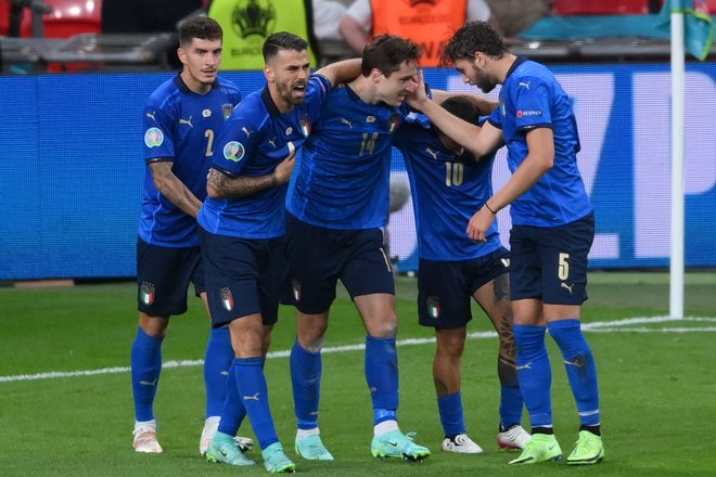 Po hudem boju so se Italijani veselili uvrstitve v četrtfinale eura. FOTO: Laurence Griffiths/AFP