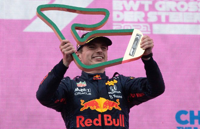 Max Verstappen s trofejo za zmago na Štejerskem. FOTO: Andrej Isakovic/AFP