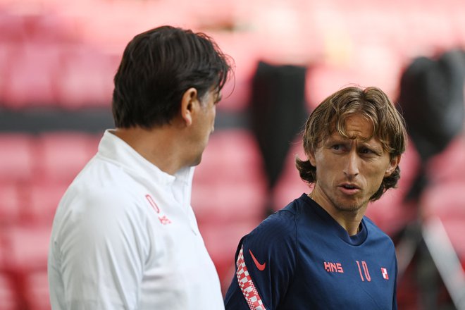 Pogovor Luke Modrića in selektorja Zlatka Dalića med treningom na štadionu Parken. FOTO: Jonathan Nackstrand/AFP