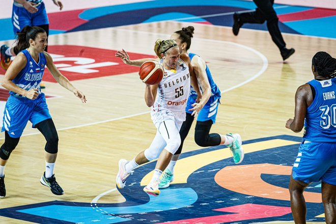 Slovenske košarkarice (v modrih dresih) so upale na preboj iz skupine, a so plačale hud davek za en slab dan in visok poraz proti Belgijkami. FOTO: Fiba